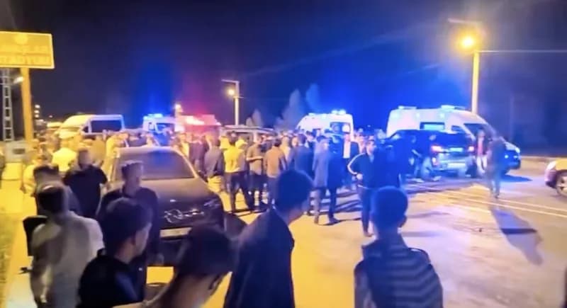 Hakkari’nin Yüksekova ilçesinde iki ticari aracın çarpışması sonucu meydana gelen trafik kazasında 3 kişi yaralandı.