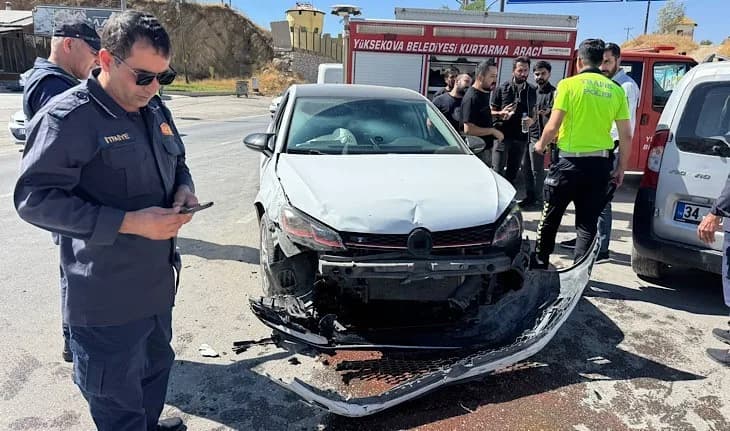Hakkari’nin Yüksekova ilçesinde iki aracın çarpışması sonucu 2 kişi yaralandı.