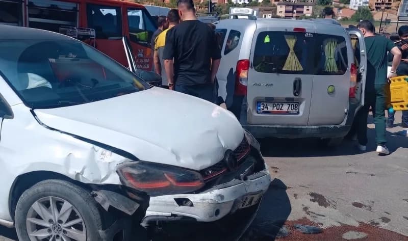 Hakkari’nin Yüksekova ilçesinde iki aracın çarpışması sonucu 2 kişi yaralandı.