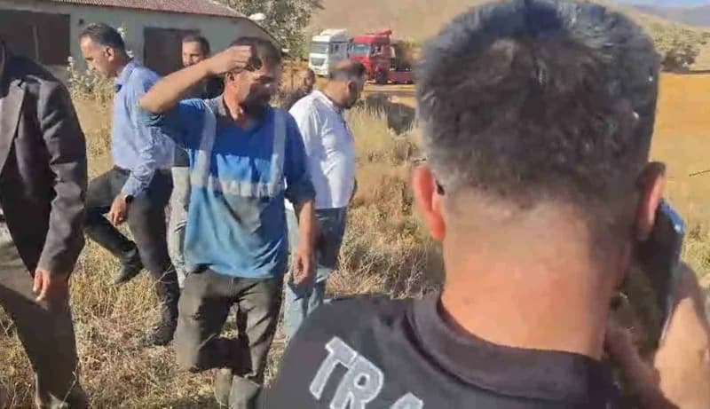 Hakkari’nin Yüksekova ilçesinde iki hafif ticari aracın çarpışması sonucu 4 kişi yaralandı.