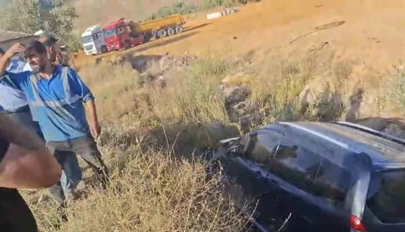 Hakkari’nin Yüksekova ilçesinde iki hafif ticari aracın çarpışması sonucu 4 kişi yaralandı.