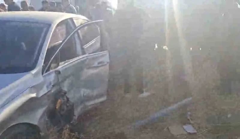 Hakkari’nin Yüksekova ilçesinde iki hafif ticari aracın çarpışması sonucu 4 kişi yaralandı.
