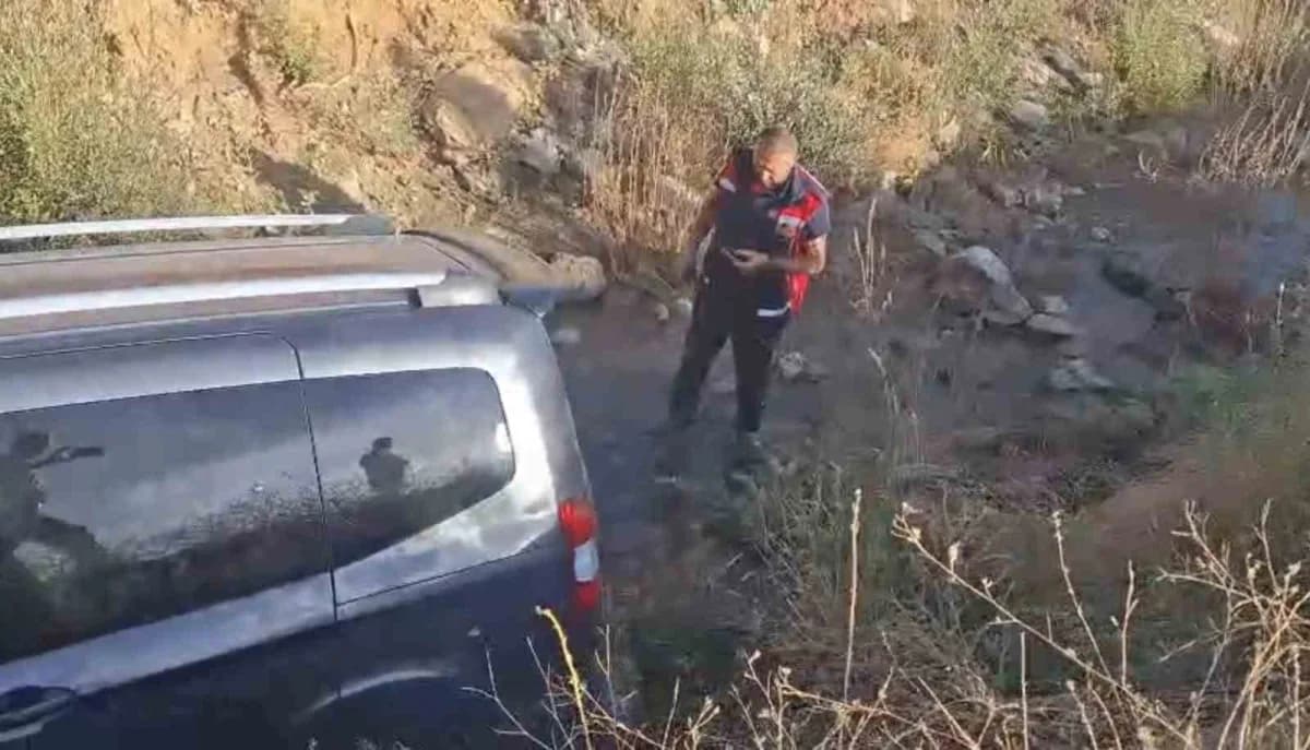 Hakkari’nin Yüksekova ilçesinde iki hafif ticari aracın çarpışması sonucu 4 kişi yaralandı.