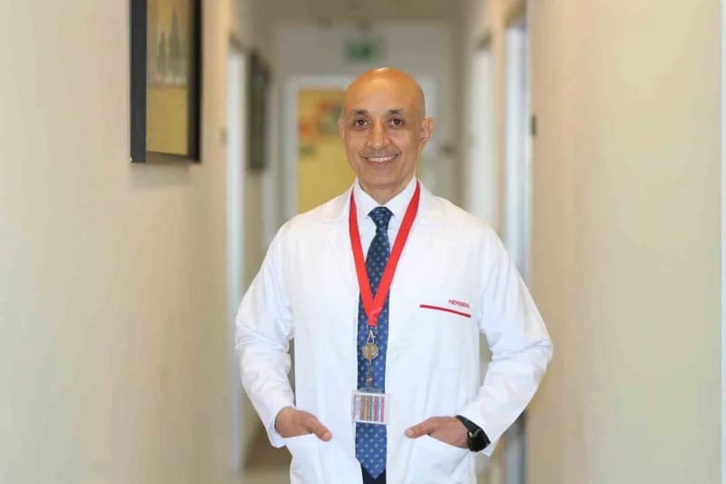 Prof. Dr. Evrim Erdemoğlu yumurtalık kanseri hakkında bilgi verirken