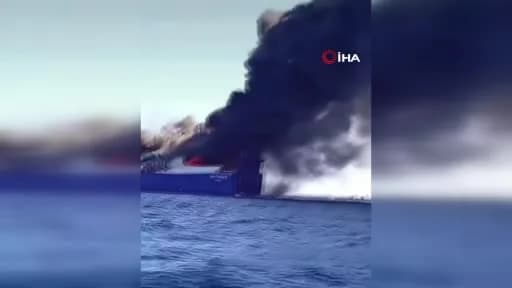 Yunanistan Mikonos Adası açıklarında alevler içinde kalan kargo gemisi ve yoğun duman