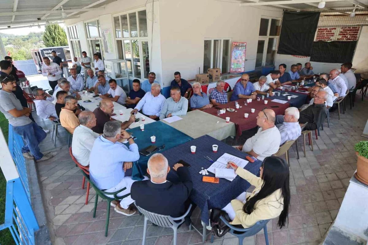 Yuntdağı Büyüksümbüller Mahallesi’nde muhtarlar ve belediye yetkililerinin toplantı yapması