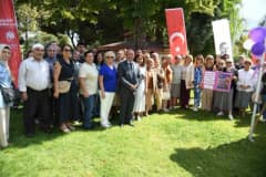 Yunusemre Belediyesi Alzheimer farkındalık etkinliğinde katılımcılar panel dinliyor ve egzersiz yapıyor