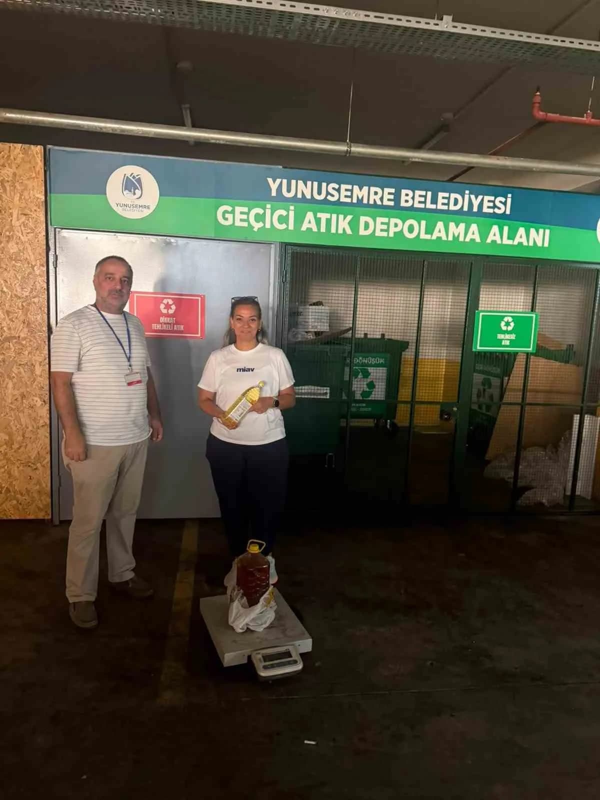 Yunusemre Belediyesi’nin çevre kirliliğini önlemek ve Geri dönüşümü teşvik etmek amacıyla başlattığı Atık yağ kampanyası