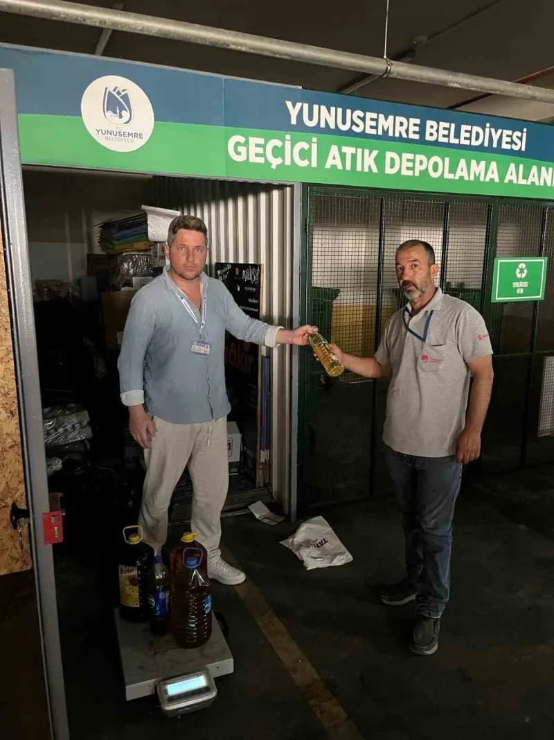 Yunusemre Belediyesi’nin çevre kirliliğini önlemek ve Geri dönüşümü teşvik etmek amacıyla başlattığı Atık yağ kampanyası