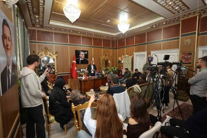 Yunusemre Belediye Başkanı Semih Balaban, aylık basın toplantısında Belediye olarak son dönemde yapılan çalışmaları anla