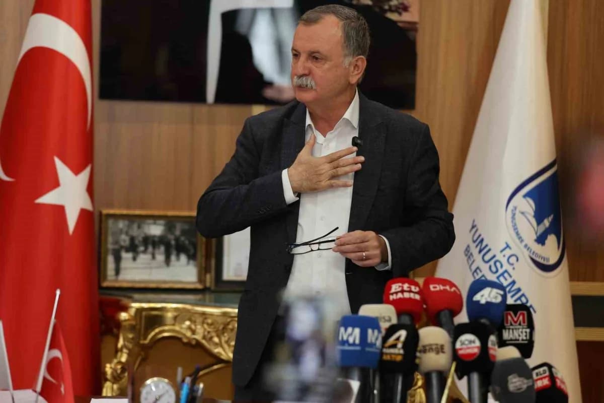 Yunusemre Belediye Başkanı Semih Balaban basın toplantısında konuşuyor