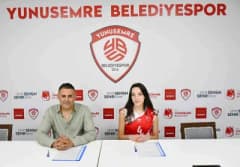 Yunusemre Belediyespor kadın voleybol takımının yeni libero oyuncusu Zeynep Naz Albayrak imza töreninde
