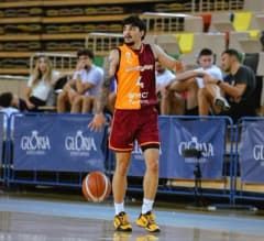 Zekeriya Yiğit Tekin, Galatasaray Erkek Basketbol Takımı formasıyla maç sırasında top sürerken