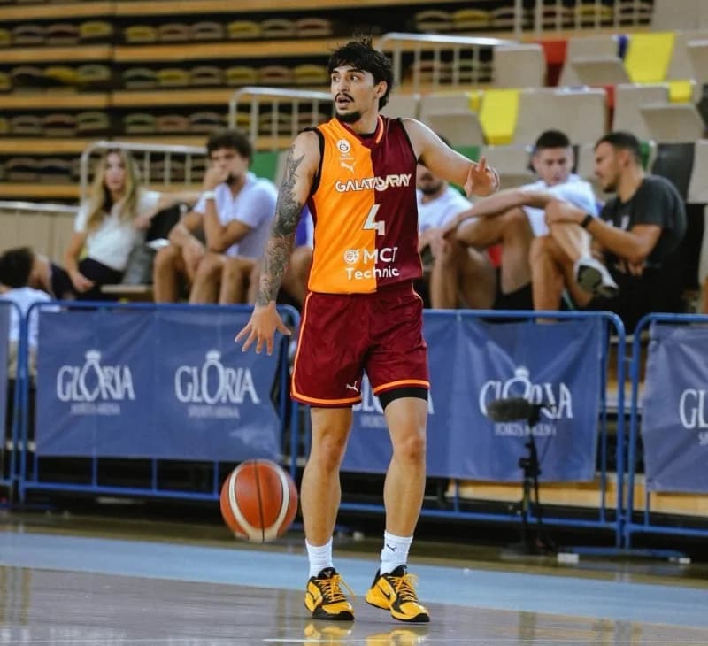 Zekeriya Yiğit Tekin, Galatasaray Erkek Basketbol Takımı formasıyla maç sırasında top sürerken