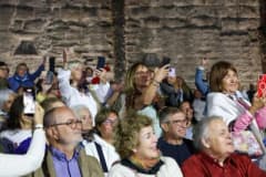 Bodrum Kalesi Kuzey Hendeği’nde Zeki Müren anma konserinde sahnede sanatçılar ve izleyiciler