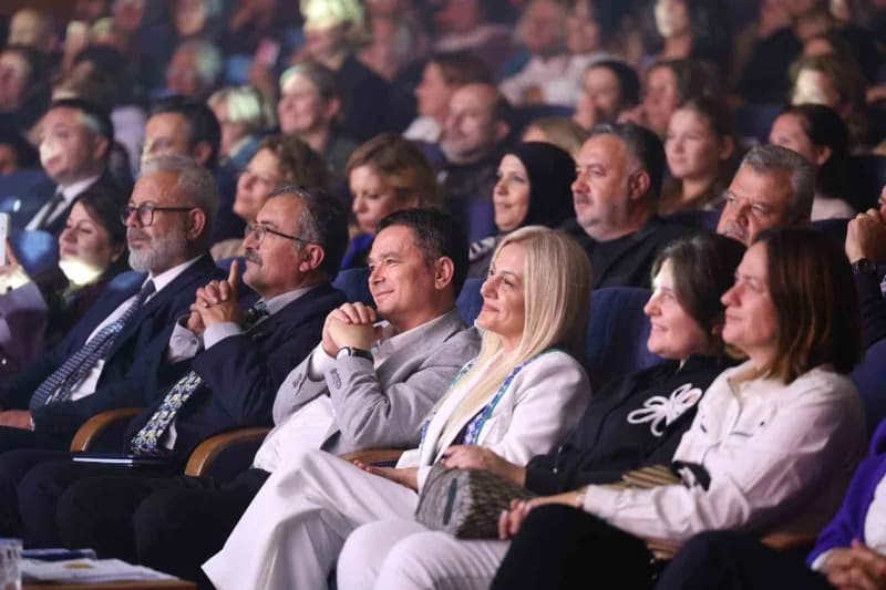 Türk sanat müziğinin eşsiz yorumcusu, besteci, söz yazarı ve sahne sanatının unutulmaz ismi Zeki Müren, vefatının 30. Yı