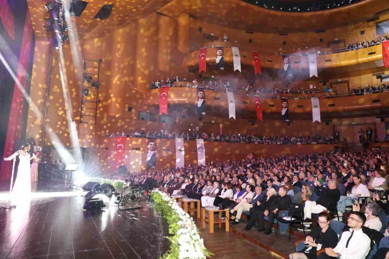 Türk sanat müziğinin eşsiz yorumcusu, besteci, söz yazarı ve sahne sanatının unutulmaz ismi Zeki Müren, vefatının 30. Yı
