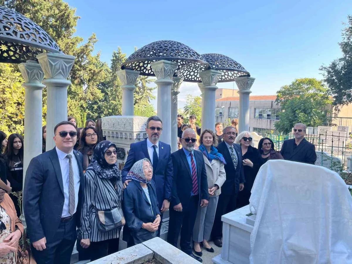 Türk müziğinin "Sanat Güneşi" Zeki Müren, ölümünün 30. Yılında memleketi Bursa’da kabri başında anıldı. Emir Sultan Meza