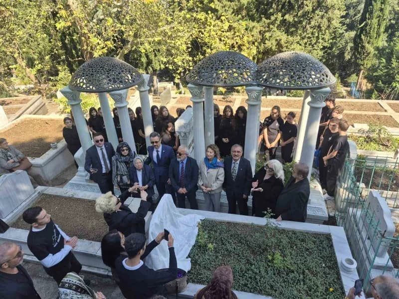 Türk müziğinin "Sanat Güneşi" Zeki Müren, ölümünün 30. Yılında memleketi Bursa’da kabri başında anıldı. Emir Sultan Meza