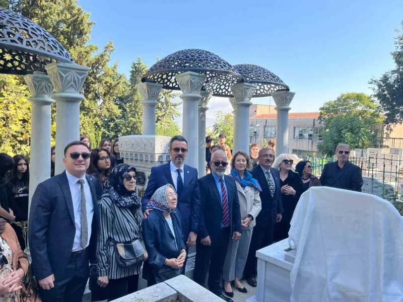 Türk müziğinin "Sanat Güneşi" Zeki Müren, ölümünün 30. Yılında memleketi Bursa’da kabri başında anıldı. Emir Sultan Meza