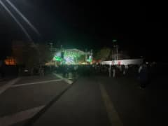 Kula'nın kurtuluşunun 104. yıl dönümü kutlamalarında Zeynep Dizdar sahnede performans sergiliyor
