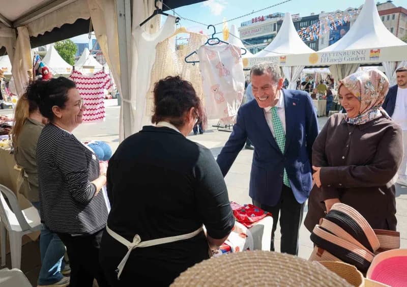 Zeytinburnu Belediye Başkanı Ömer Arısoy, stantları gezdi