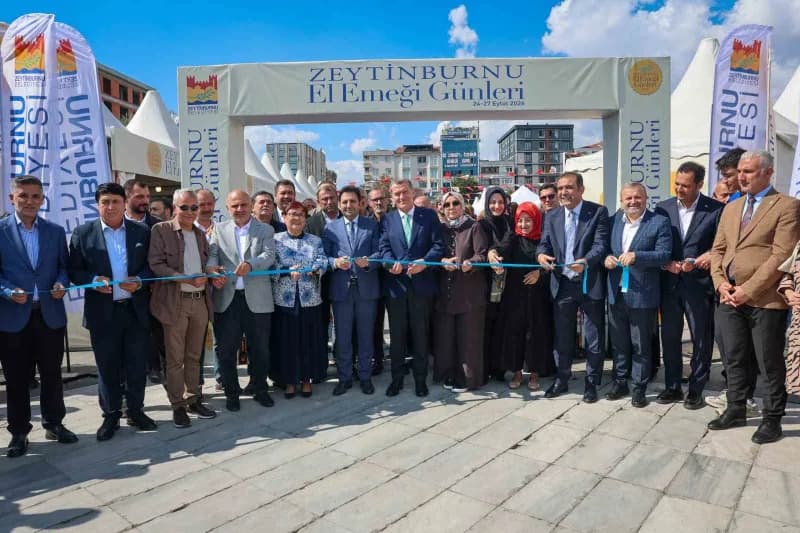Zeytinburnu 15 Temmuz Meydanı’nda kadınların el emeği ürünlerinin sergilendiği stantlar