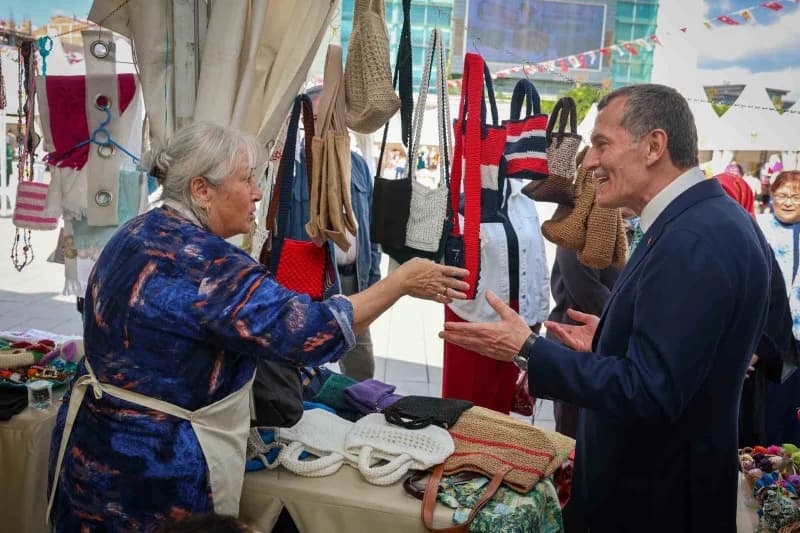 Zeytinburnu Belediye Başkanı Ömer Arısoy, stantları gezdi