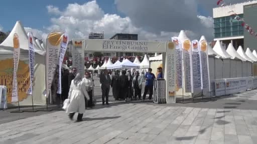 Zeytinburnu 15 Temmuz Meydanı’nda kadınların el emeği ürünlerinin sergilendiği stantlar