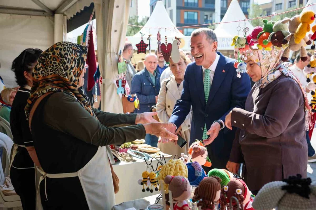 Zeytinburnu Belediye Başkanı Ömer Arısoy, stantları gezdi
