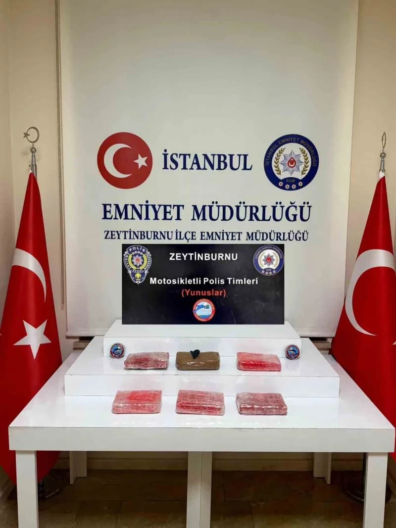 İstanbul Zeytinburnu’nda durdurulan araçta ele geçirilen kokain paketleri