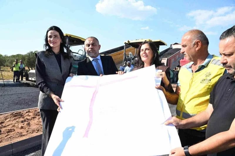 Aydın Büyükşehir Belediye Başkanı Özlem Çerçioğlu Zeytindalı ve Kızılçay Bulvarları açılışında açıklama yapıyor