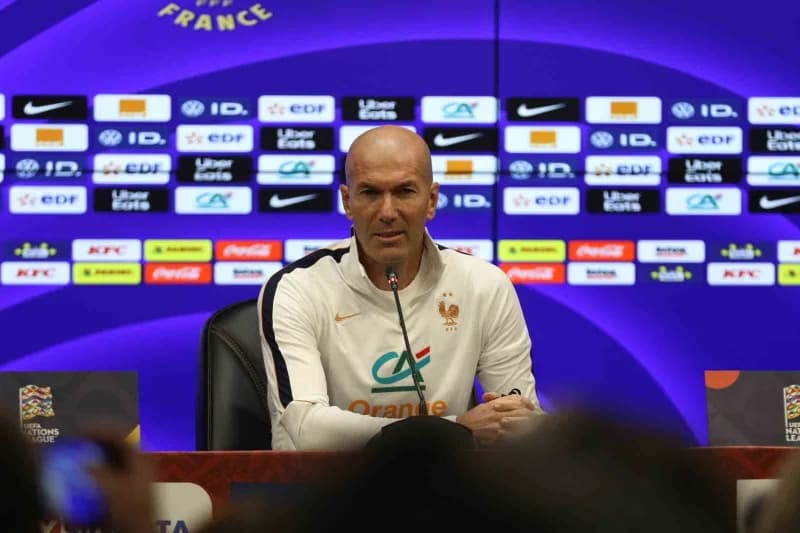Zinedine Zidane Kocaeli Stadyumu'nda basın toplantısında açıklama yaparken