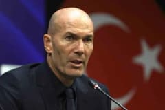 Zinedine Zidane basın toplantısında açıklama yaparken
