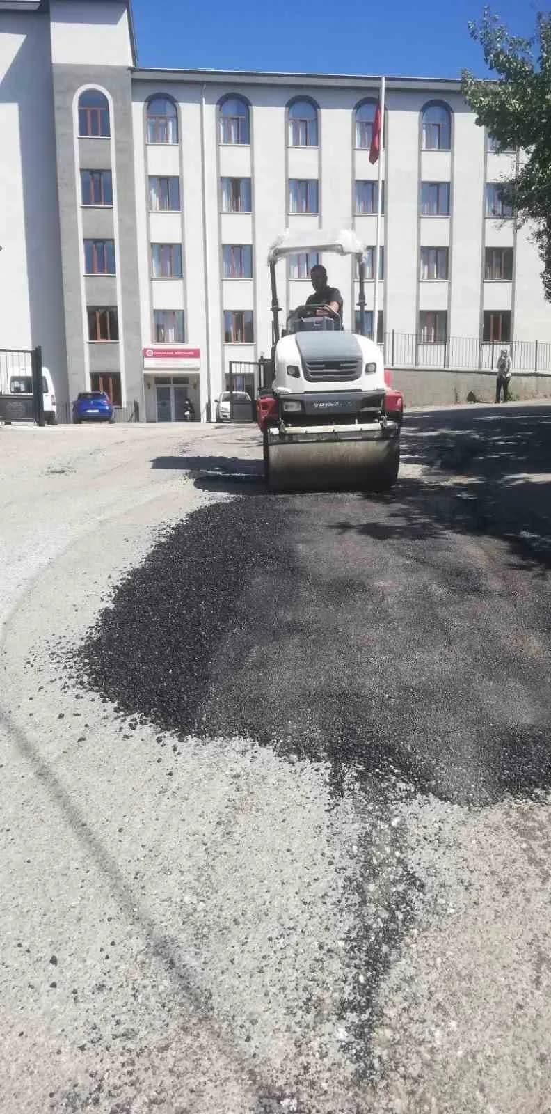 Geçtiğimiz günlerde tepebaşı mahallesi'ndeki bozuk yollar İl Özel idaresi tarafından asfaltlanmıştı.