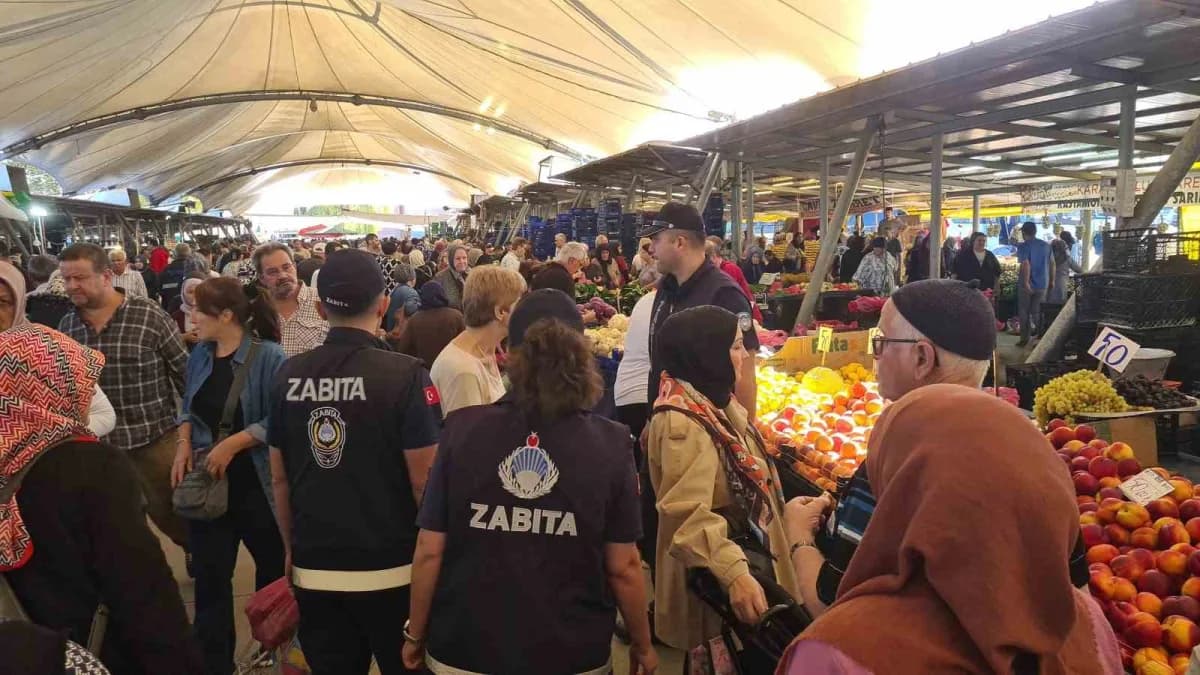 Zonguldak Çaycuma pazarında zabıta ekipleri ürün etiketleri ve poşet denetimi yapıyor