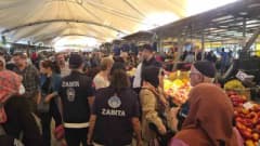 Zonguldak Çaycuma pazarında zabıta ekipleri ürün etiketleri ve poşet denetimi yapıyor