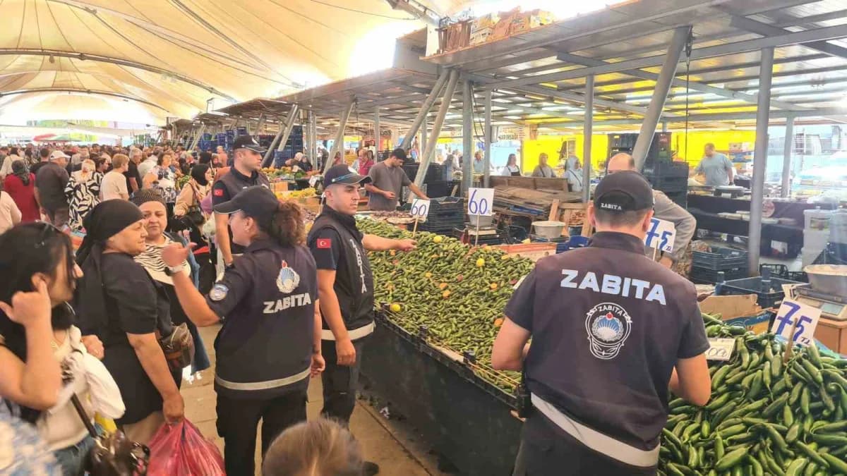 Zonguldak’ın Çaycuma ilçesinde zabıta ekipleri, ilçe pazarında etiket ve poşet denetimi gerçekleştirdi.