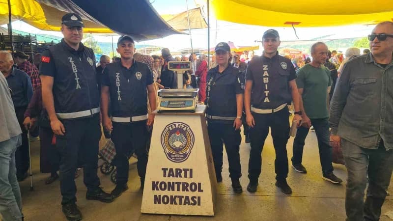 Zonguldak’ın Çaycuma ilçesinde zabıta ekipleri, ilçe pazarında etiket ve poşet denetimi gerçekleştirdi.