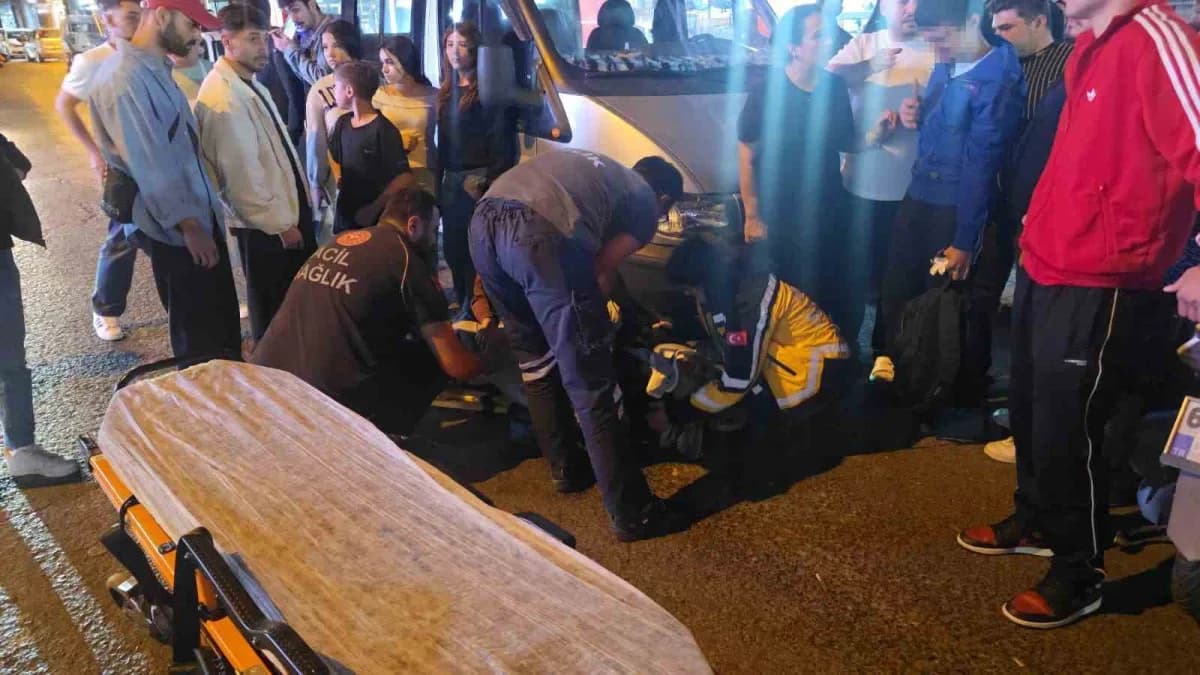 Zonguldak’ın Ereğli ilçesinde yolun karşısına geçmeye çalışan anne ve oğluna motosiklet çarptı. Kazada anne yaralanırken
