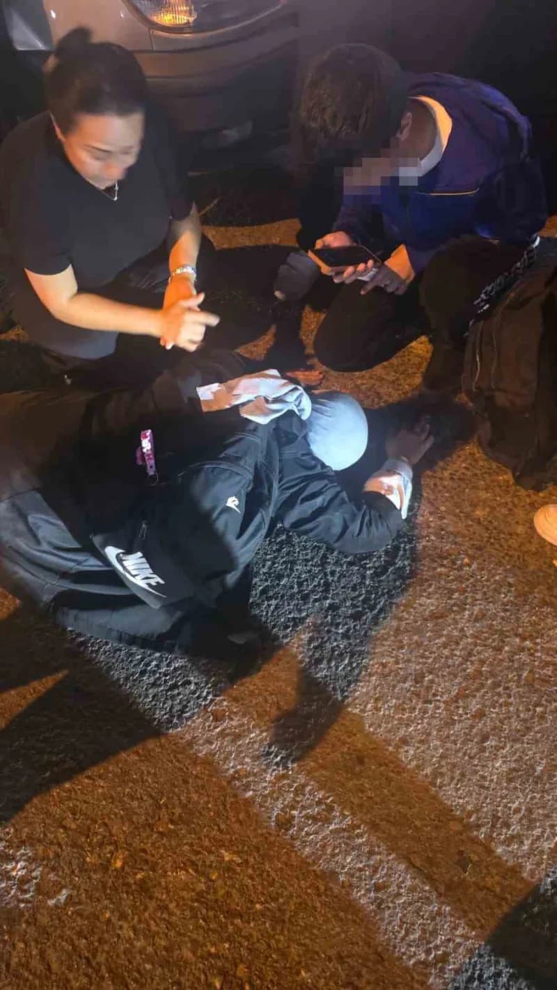 Zonguldak’ın Ereğli ilçesinde yolun karşısına geçmeye çalışan anne ve oğluna motosiklet çarptı. Kazada anne yaralanırken