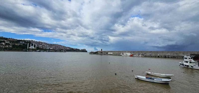 Zonguldak liman bölgesinde sağanak sonrası çamur ve atıklarla sararmış su yüzeyi