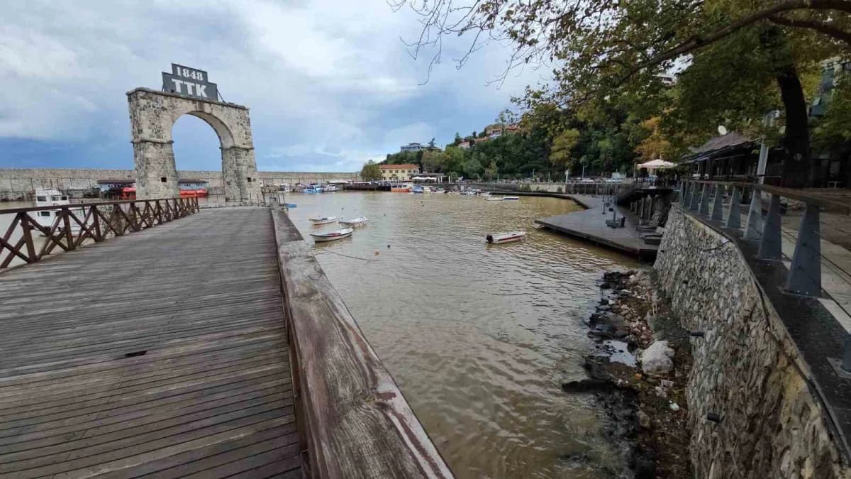 Zonguldak'ta etkili olan sağanak yağışın ardından taşkın sularının taşıdığı çamur ve atıklar liman bölgesini sarıya boya