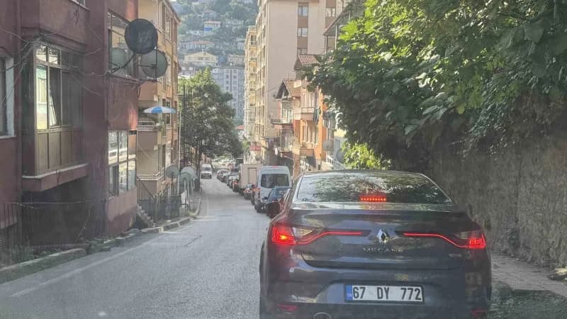 Zonguldak Soğuksu mevkiinde oluşan uzun araç kuyruğu ve trafik yoğunluğu