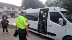 Zonguldak’ta okul servis araçlarına yönelik trafik denetimi yapan ekipler ve durdurulan servis araçları