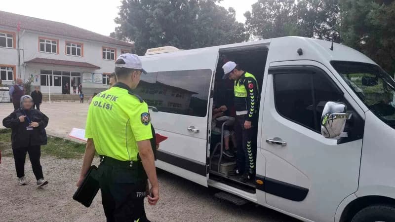 Zonguldak’ta okul servis araçlarına yönelik trafik denetimi yapan ekipler ve durdurulan servis araçları
