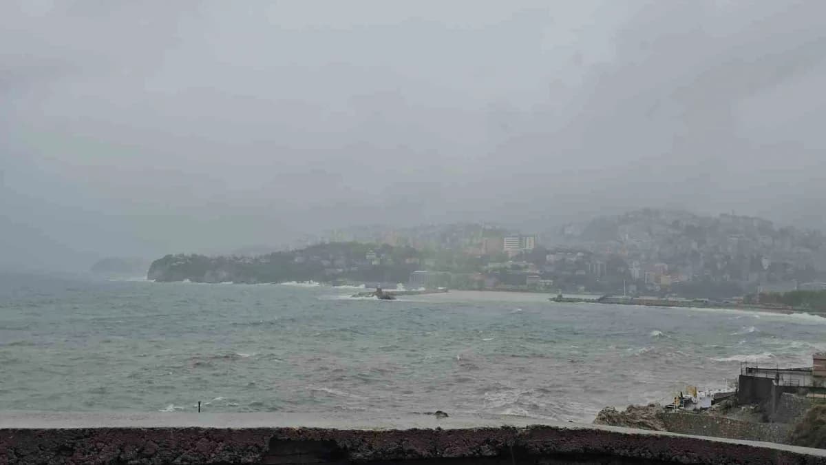 Zonguldak limanında sağanak sonrası sarı ve kahverengi tonlarında deniz suyu ve dalgalar