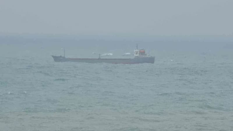 Zonguldak’ta sabah saatlerinde etkili olan sağanak ve rüzgar, limanda dalgalara neden olurken derelerin taşıdığı çamurlu