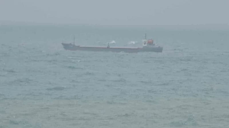 Zonguldak’ta sabah saatlerinde etkili olan sağanak ve rüzgar, limanda dalgalara neden olurken derelerin taşıdığı çamurlu