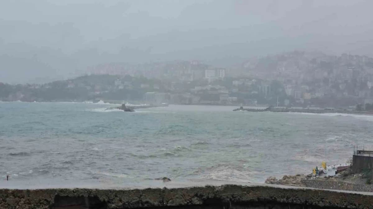 Zonguldak’ta sabah saatlerinde etkili olan sağanak ve rüzgar, limanda dalgalara neden olurken derelerin taşıdığı çamurlu